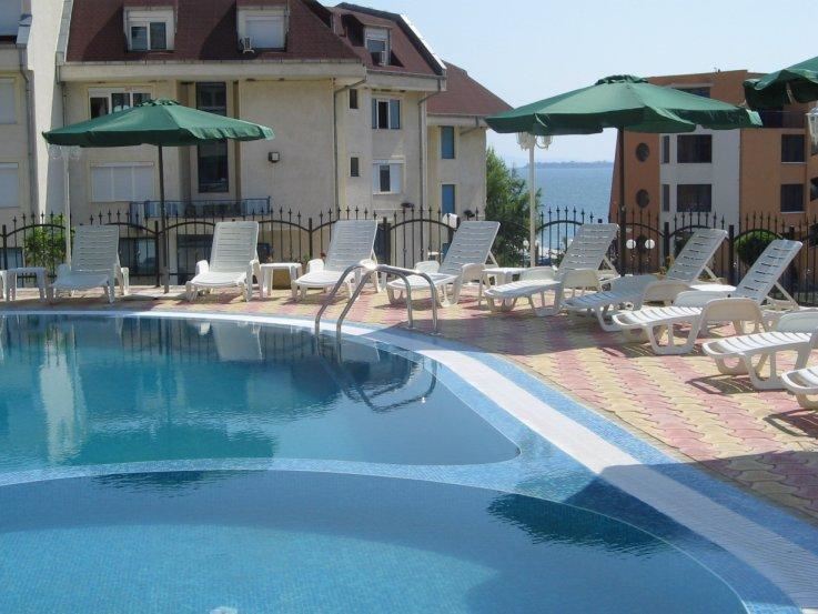 Geräumige Zweizimmerwohnung mit Meerblick nur eine Minute vom Strand entfernt in Sveti Vlas