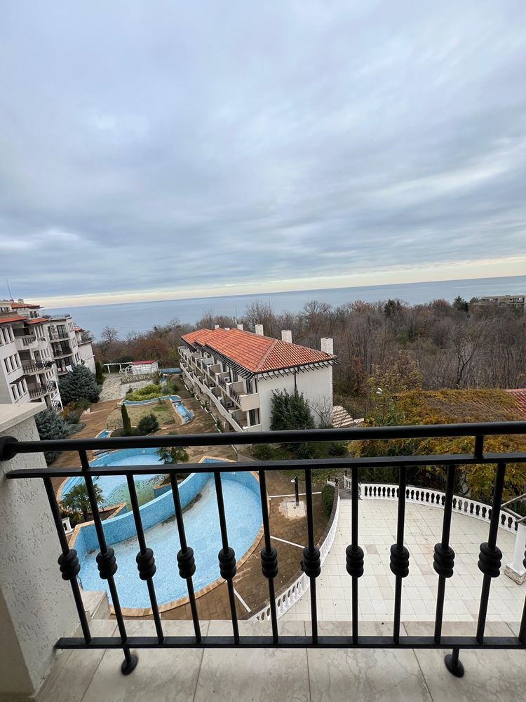 Drei-Zimmer-Wohnung mit Panoramablick auf das Meer und den Pool – erste Meereslinie in Obzor!