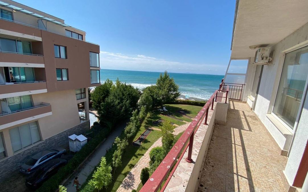 Wohnung mit zwei Schlafzimmern und Meerblick in erster Meereslinie in Elenite – Komfort, Natur und Ruhe