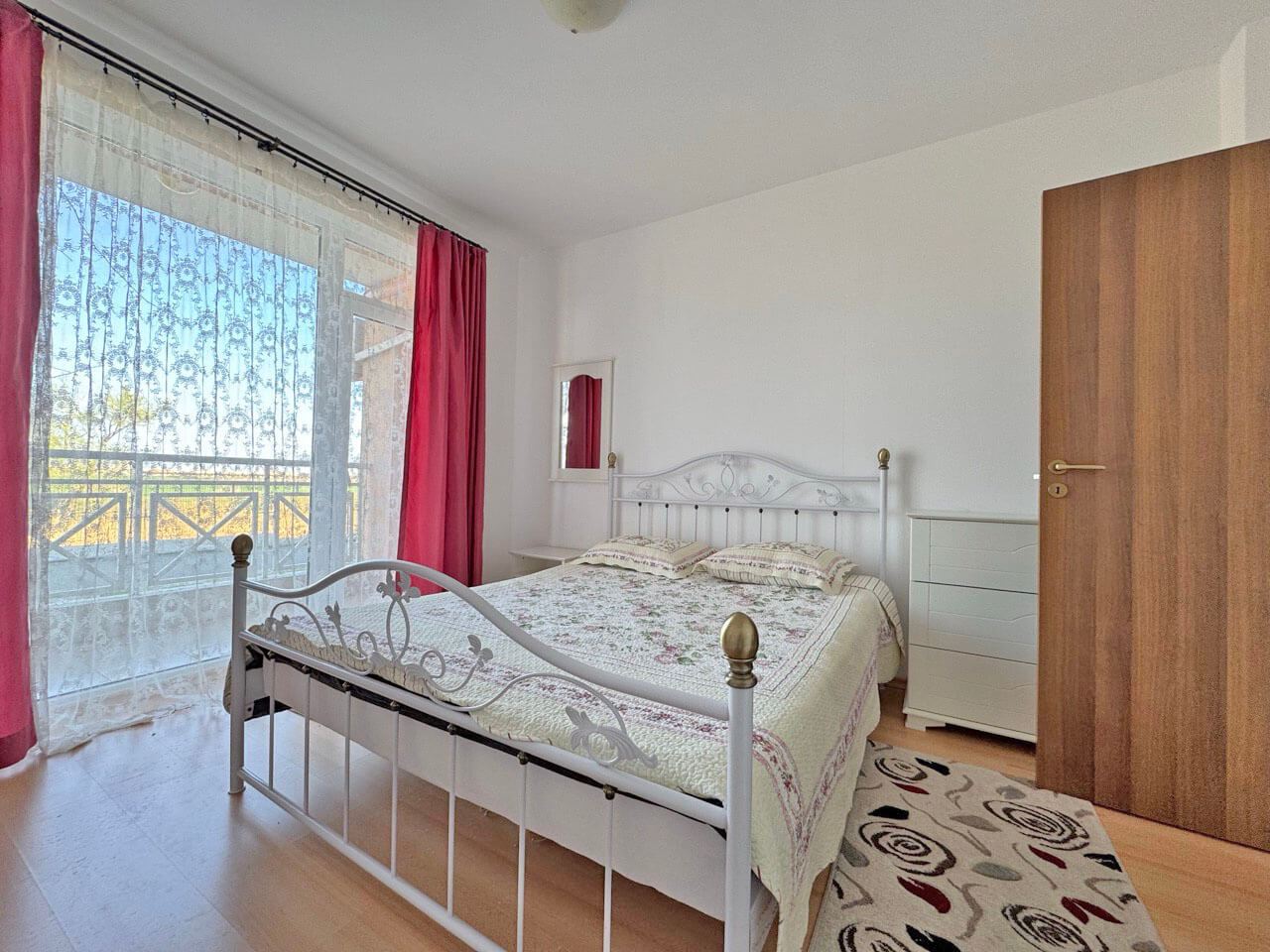 Drei-Zimmer-Wohnung in einem Komplex mit gut organisierter Umgebung und gemütlicher Atmosphäre