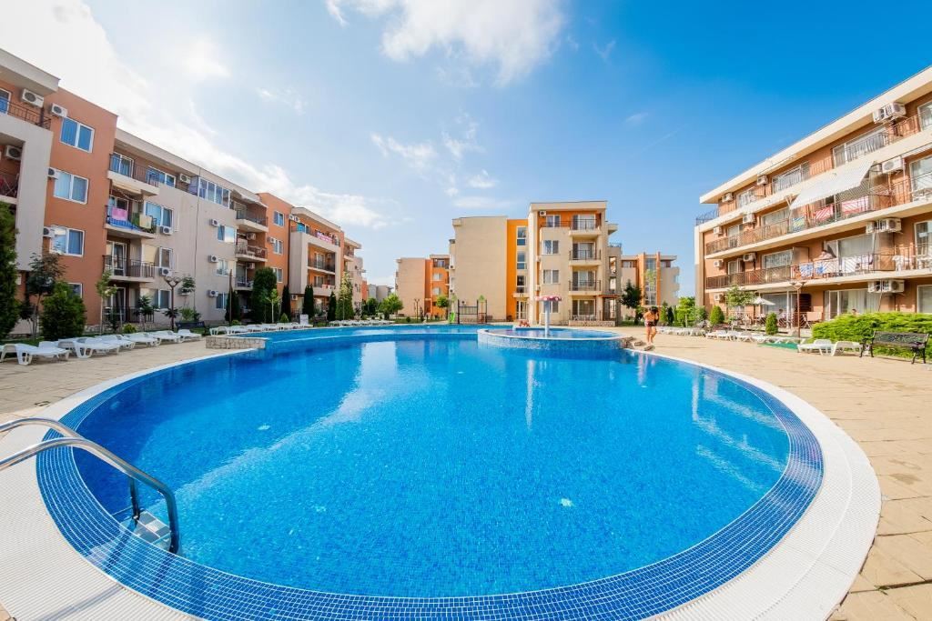 Möbliertes Studio in Sonnenstrand mit Swimmingpool, Tennisplatz und grüner Gartenanlage