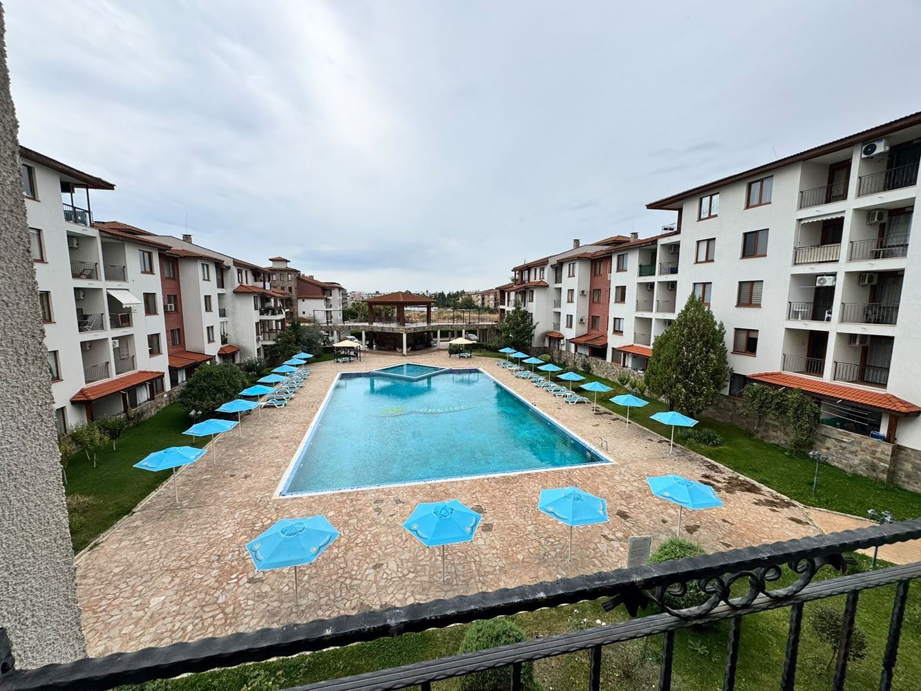 Zweizimmerwohnung mit Poolblick in Nessebar – Komfort, Meer und hervorragende Bedingungen für Urlaub und Investition
