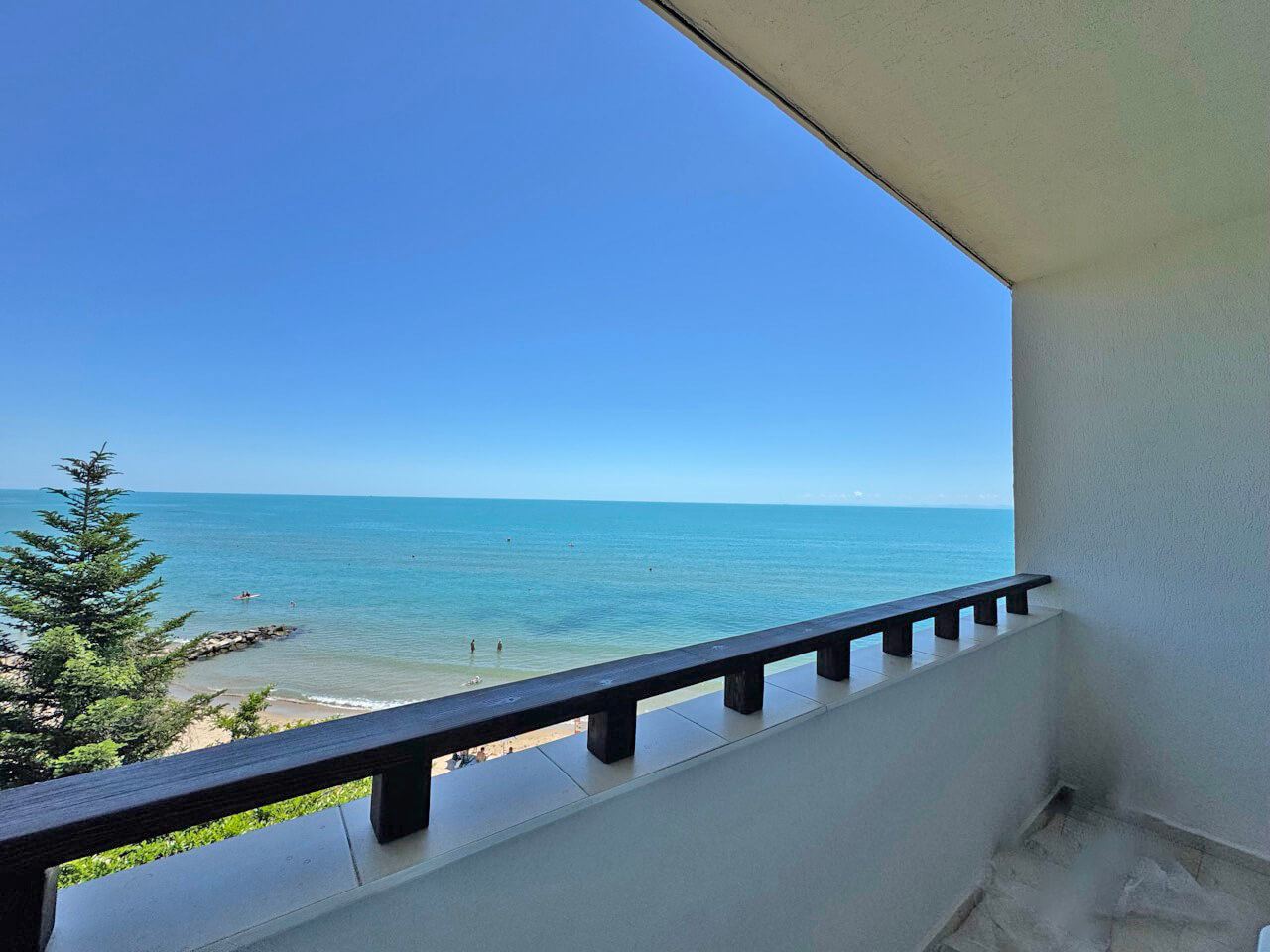 Zweizimmerwohnung in erster Meereslinie mit Panoramablick auf das Meer in Sveti Vlas
