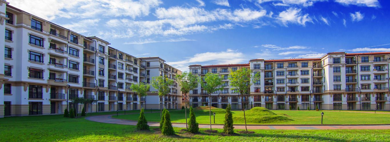 Gemütliche Zweizimmerwohnung in Pomorie mit niedriger Jahresgebühr und Blick auf einen begrünten Innenhof