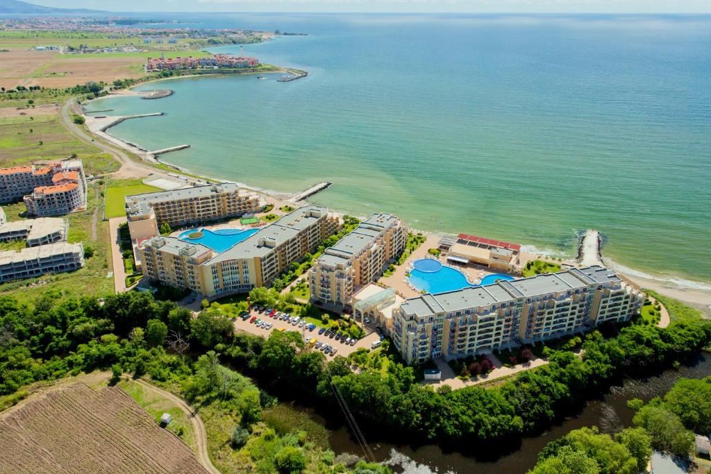 Luxus am Meer in erster Reihe – geräumiges Apartment mit zwei Schlafzimmern und Meerblick in Aheloy
