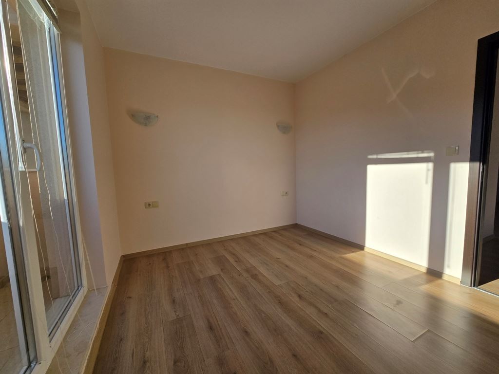 Neue Wohnung mit einem Schlafzimmer in Pomorie – renoviert, bereit zur Möblierung, mit geräumigem Balkon und Grill