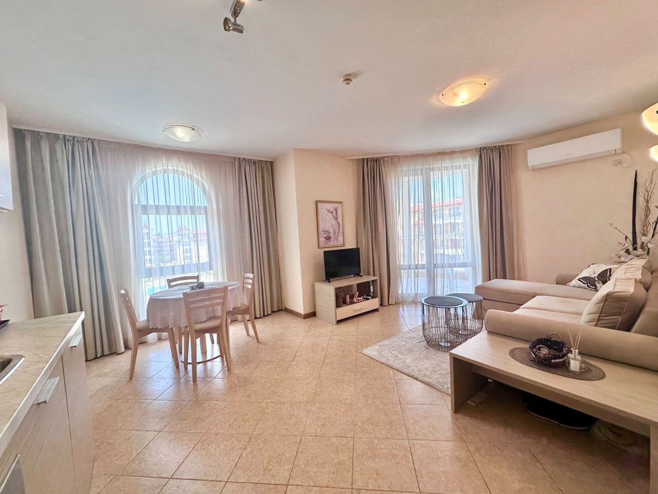 Einzigartige 2-Zimmer-Wohnung mit Balkon und Poolblick in einer prestigeträchtigen Anlage in Sonnenstrand