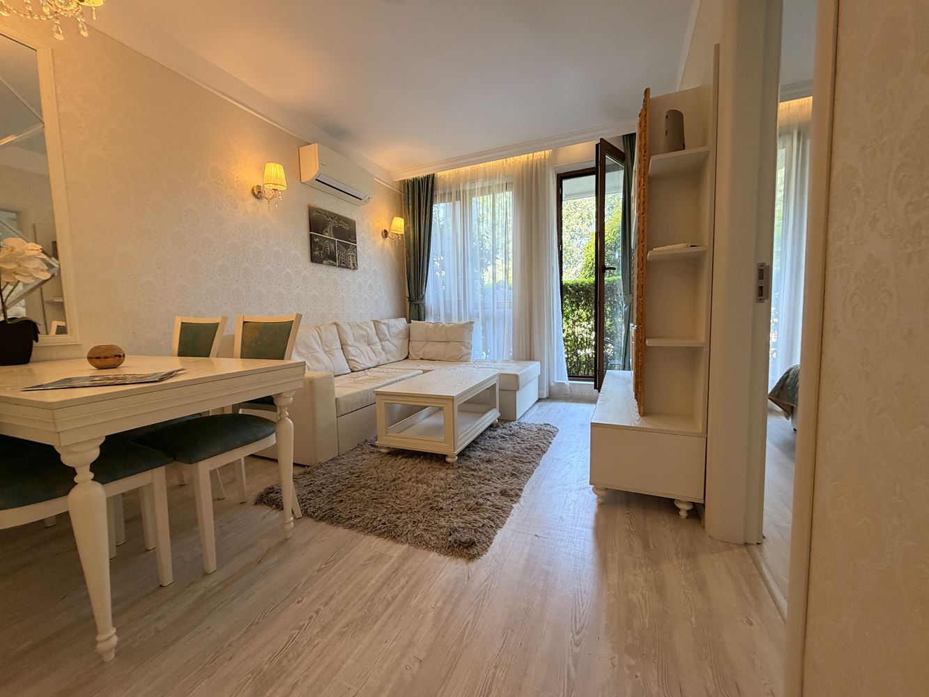 2-Zimmer-Wohnung mit Blick auf den Park und den Swimmingpool in einer prestigeträchtigen Wohnanlage am Sonnenstrand