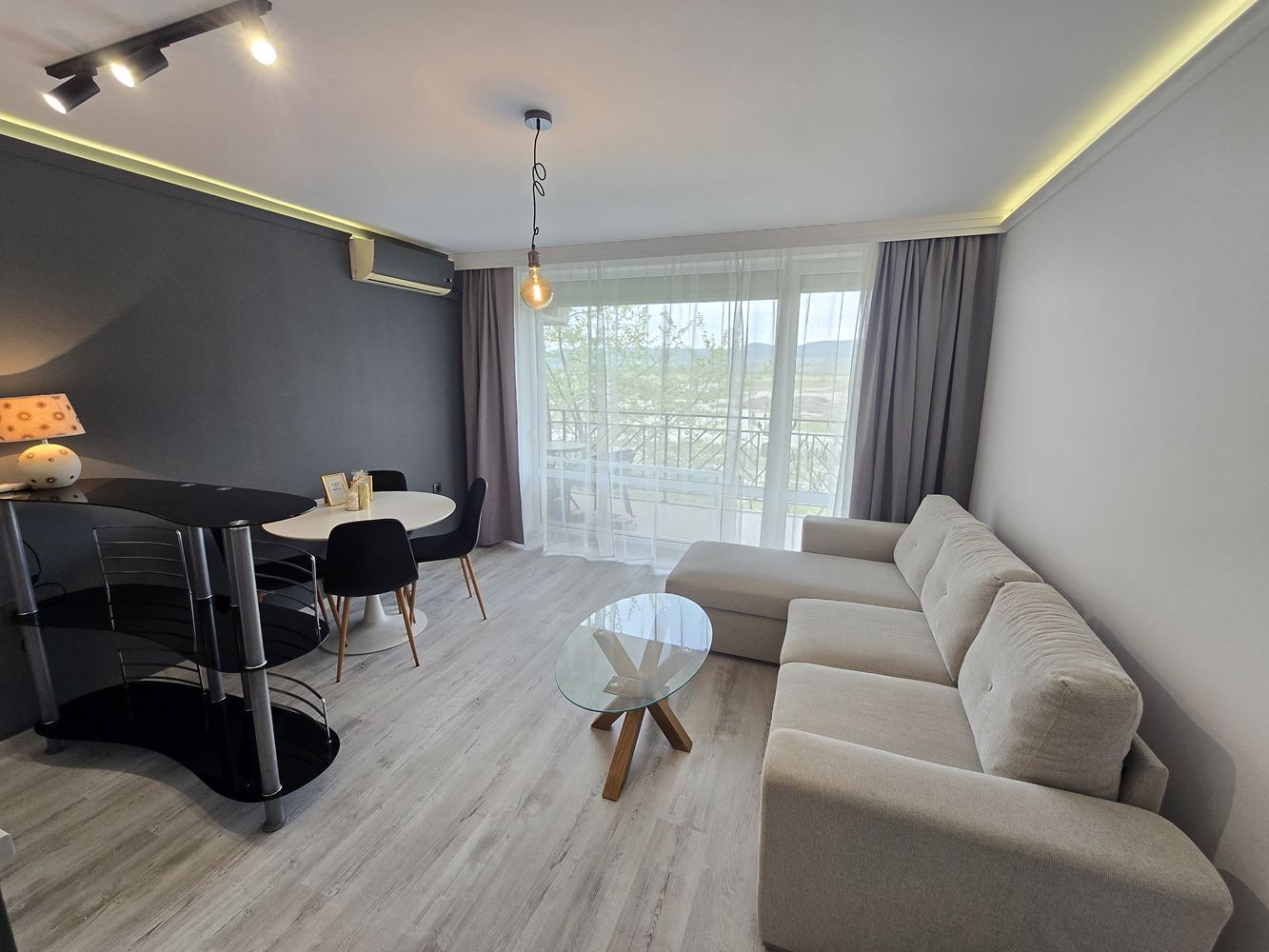 Modernes Studio mit neuer Renovierung und ruhigem Ausblick – ein perfekter Ort zur Erholung am Sonnenstrand