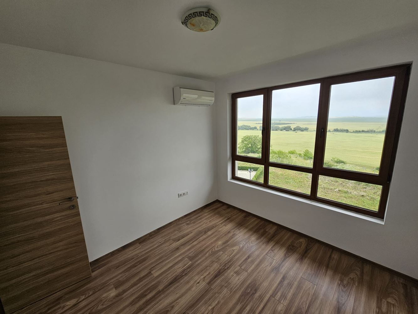 Nagelneue schlüsselfertige 2-Zimmer-Wohnung in ruhiger Gegend in Aheloy