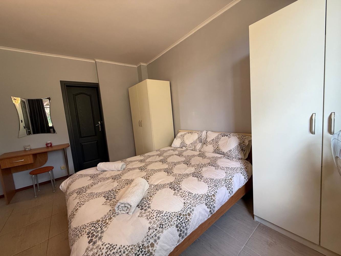 Geräumige 3-Zimmer-Wohnung mit zwei Schlafzimmern und schönem Ausblick in einer ruhigen Anlage nahe Sonnenstrand