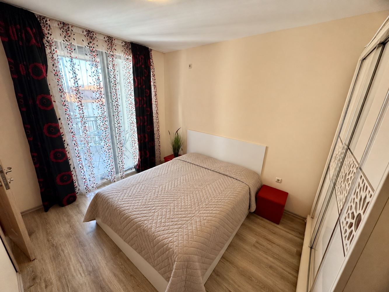 Meerblick und Gemütlichkeit in Nessebar – vollständig möblierte Wohnung mit einem Schlafzimmer