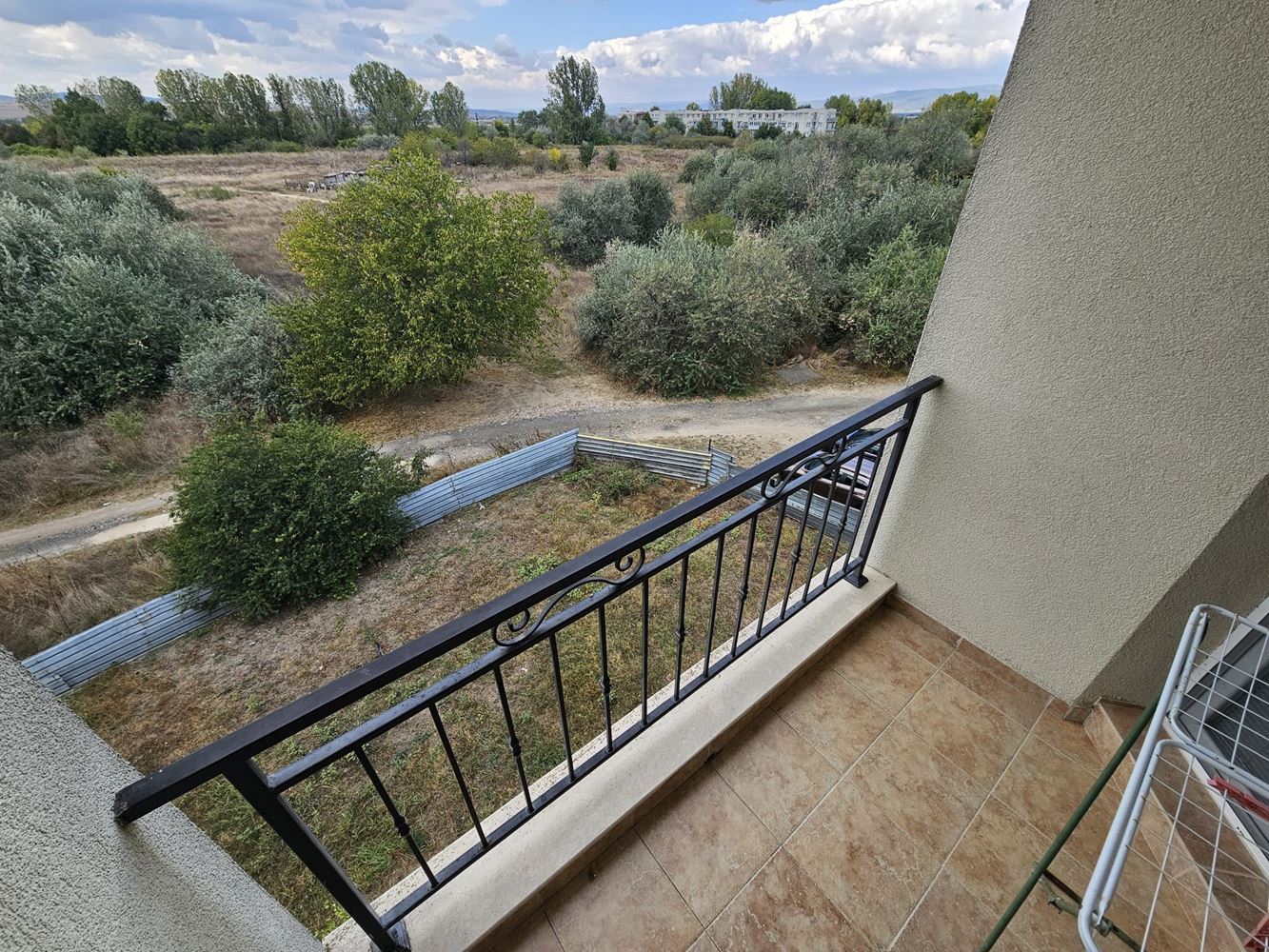 Zweizimmerwohnung inmitten von viel Grün in einer Anlage mit Swimmingpool und Kinderspielplatz