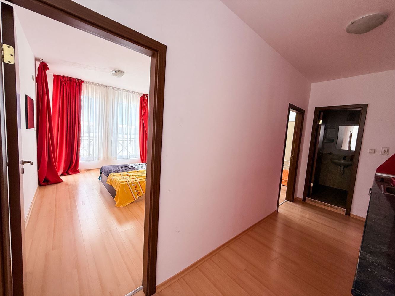 3-Zimmer-Wohnung mit Poolblick in einem gepflegten Komplex nahe Sonnenstrand