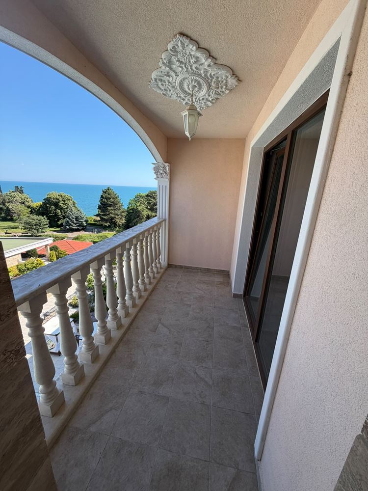 Neue 2-Zimmer-Wohnung mit Pool- und Meerblick in einem luxuriösen First-Line-Komplex in Nessebar