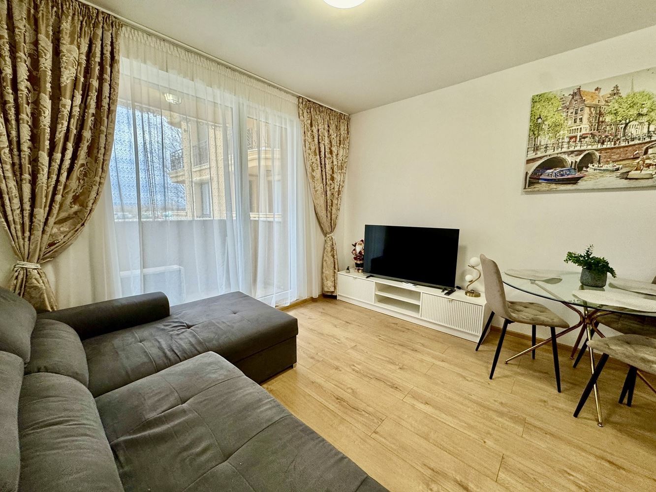Zwei-Zimmer-Oase in einem neuen Luxuskomplex in Sonnenstrand – mit Poolblick