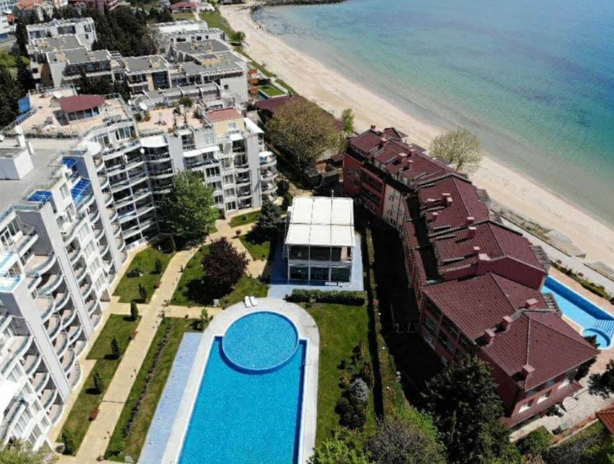 Wohnung mit zwei Schlafzimmern in erster Meereslinie in Ravda – Panoramablick auf das Meer und prestigeträchtige Lage
