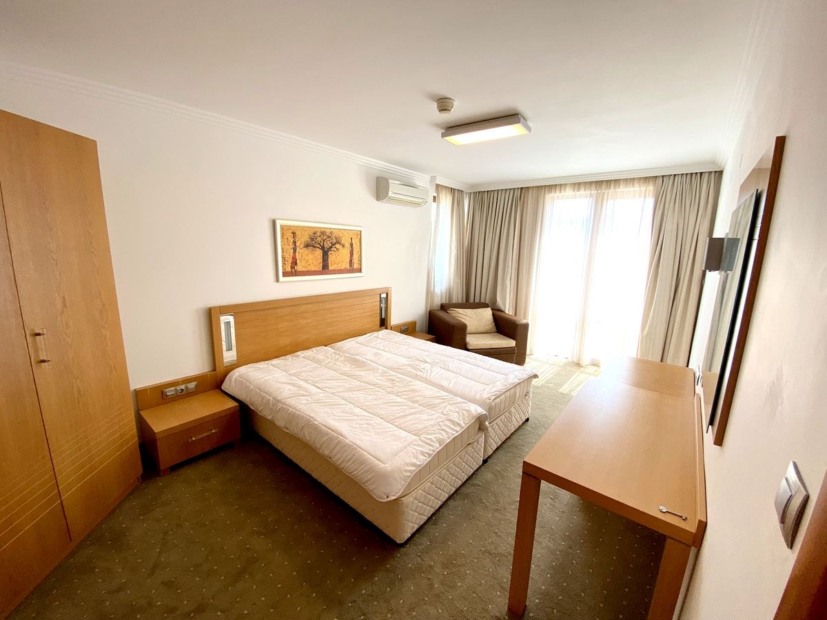 Zwei-Zimmer-Wohnung (mit einem Schlafzimmer) in erster Meereslinie in Ravda – Luxus, Natur und beeindruckender Poolblick