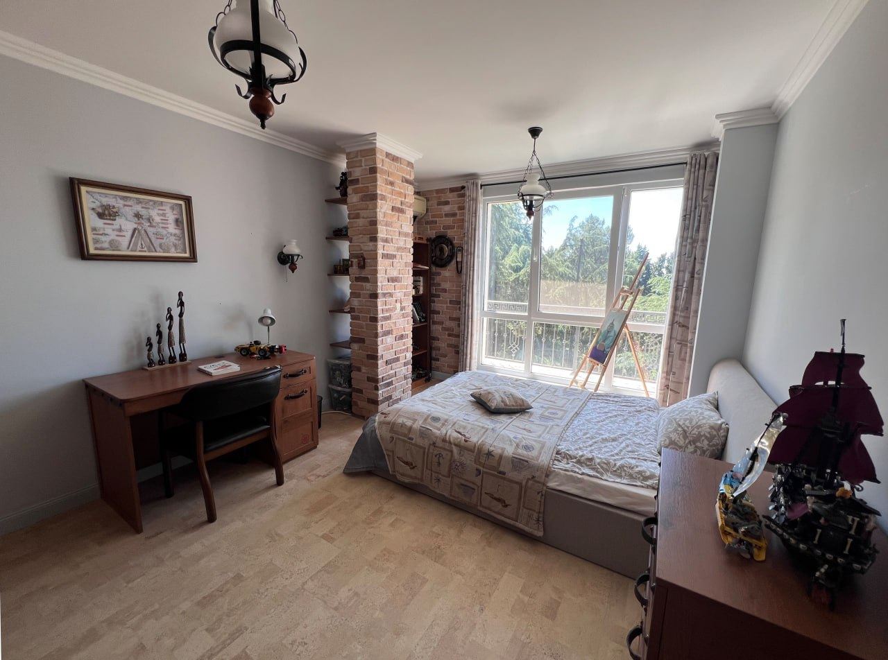 Geräumige Drei-Schlafzimmer-Wohnung mit Panoramablick auf das Meer nur 50 Meter vom Strand entfernt – niedrige Instandhaltungsgebühr!
