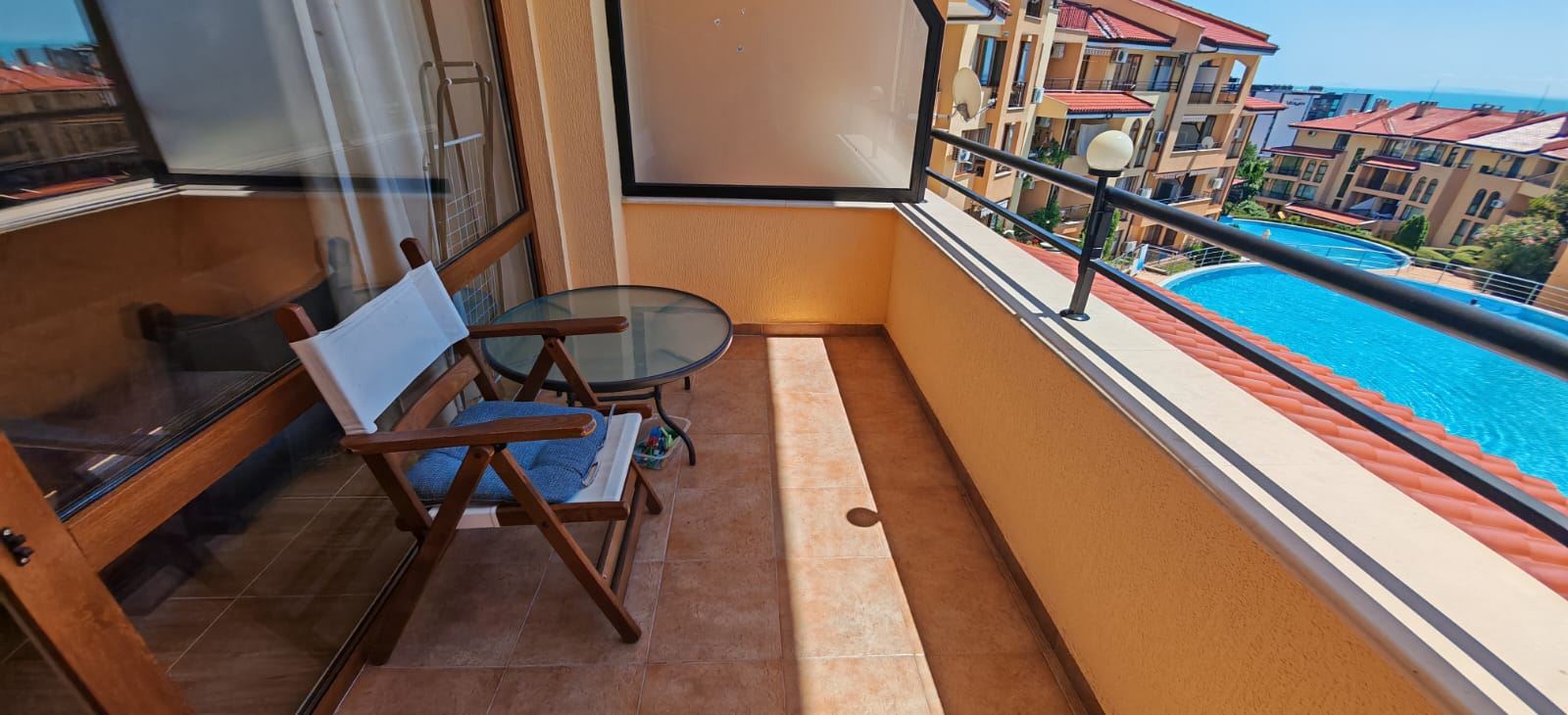 Drei-Zimmer-Wohnung 200 m vom Meer entfernt in Sveti Vlas mit zwei Terrassen und teilweise Meerblick