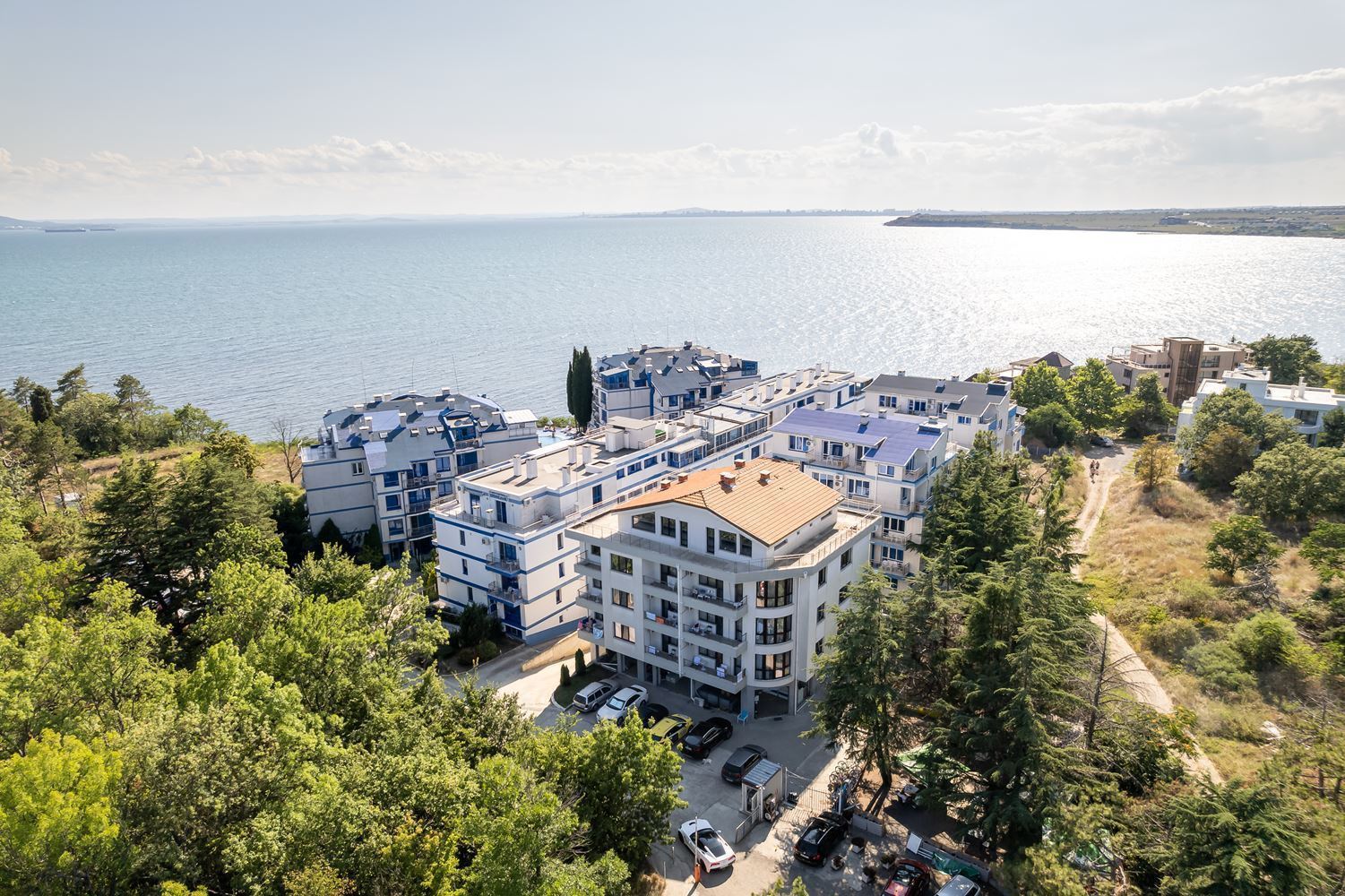 Wohnung mit einem Schlafzimmer in erster Meereslinie in Pomorie – Panoramablick auf das Meer und den Pool