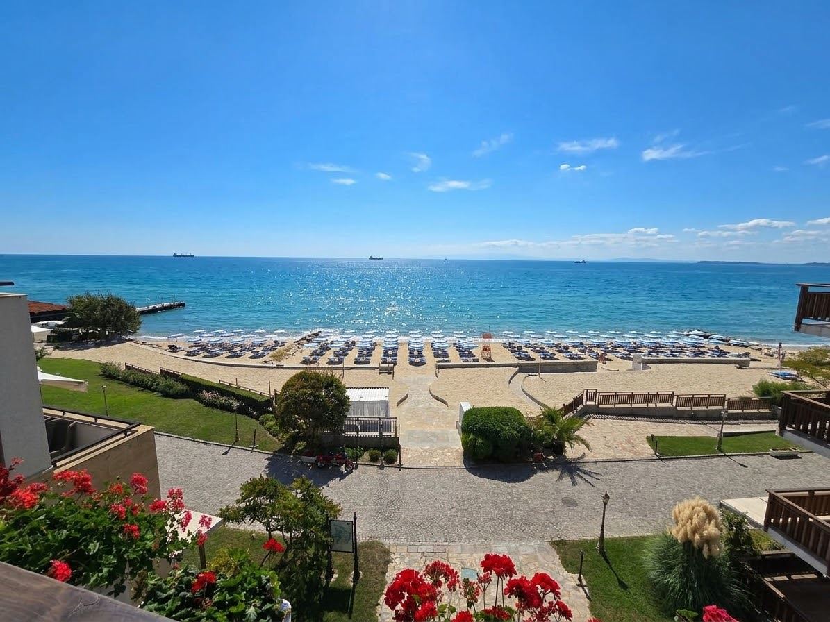 Panoramablick auf das Meer in erster Meereslinie – möblierte Zweizimmerwohnung mit einem Schlafzimmer in Sveti Vlas