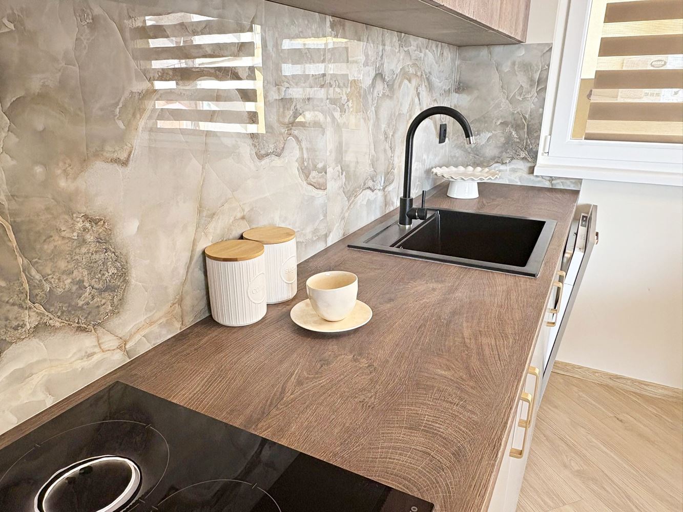 Zwei unabhängige Wohneinheiten mit Meerblick im Zentrum von Sveti Vlas – Designer-Interieur und eigener Parkplatz