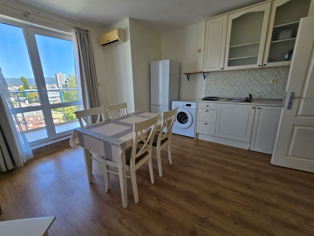 Großzügige Drei Zimmer Wohnung mit hervorragender Lage und Nähe zum Meer