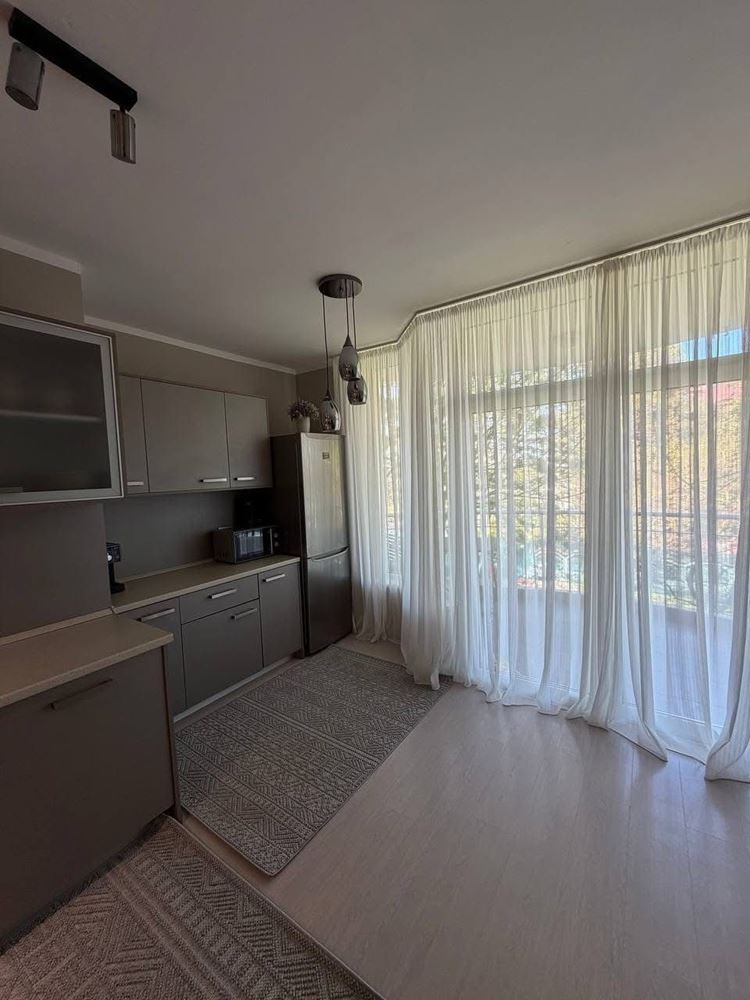 Geräumige Wohnung mit zwei Schlafzimmern und Meerblick in erster Linie in Ravda