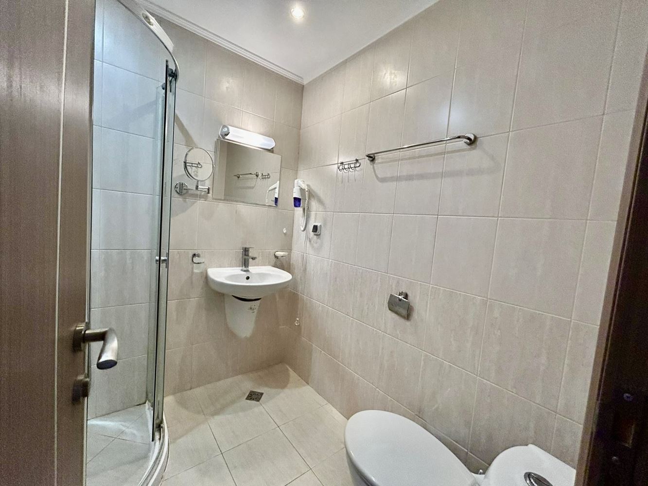 Helles und gemütliches Studio mit Blick auf den schönen Innenbereich – Komfort und Ruhe in einer modernen Anlage