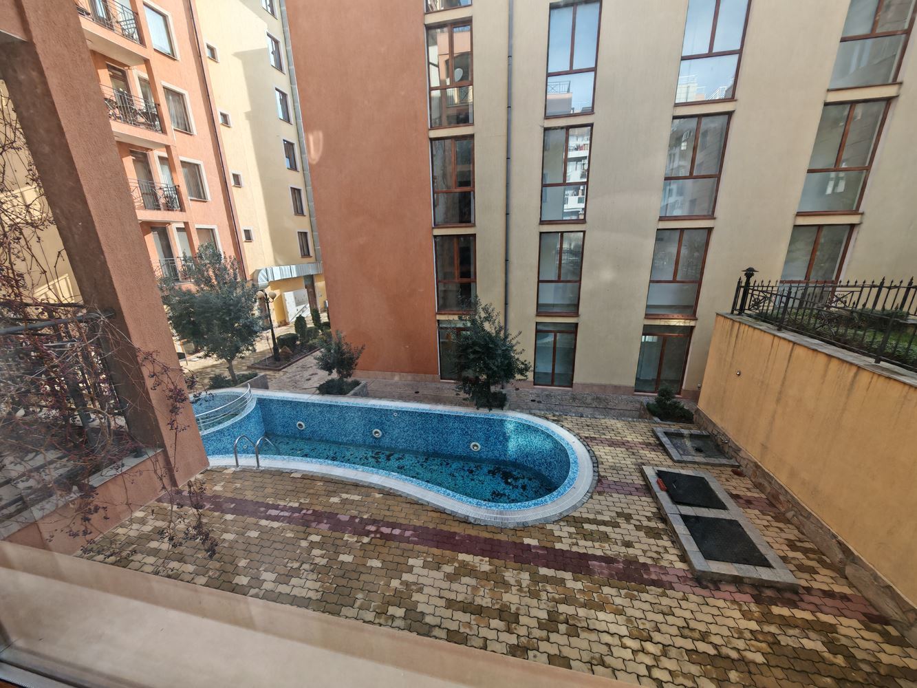 Zwei-Zimmer-Wohnung mit zwei Schlafzimmern in Sveti Vlas mit hervorragenden Annehmlichkeiten in einer geschlossenen Wohnanlage