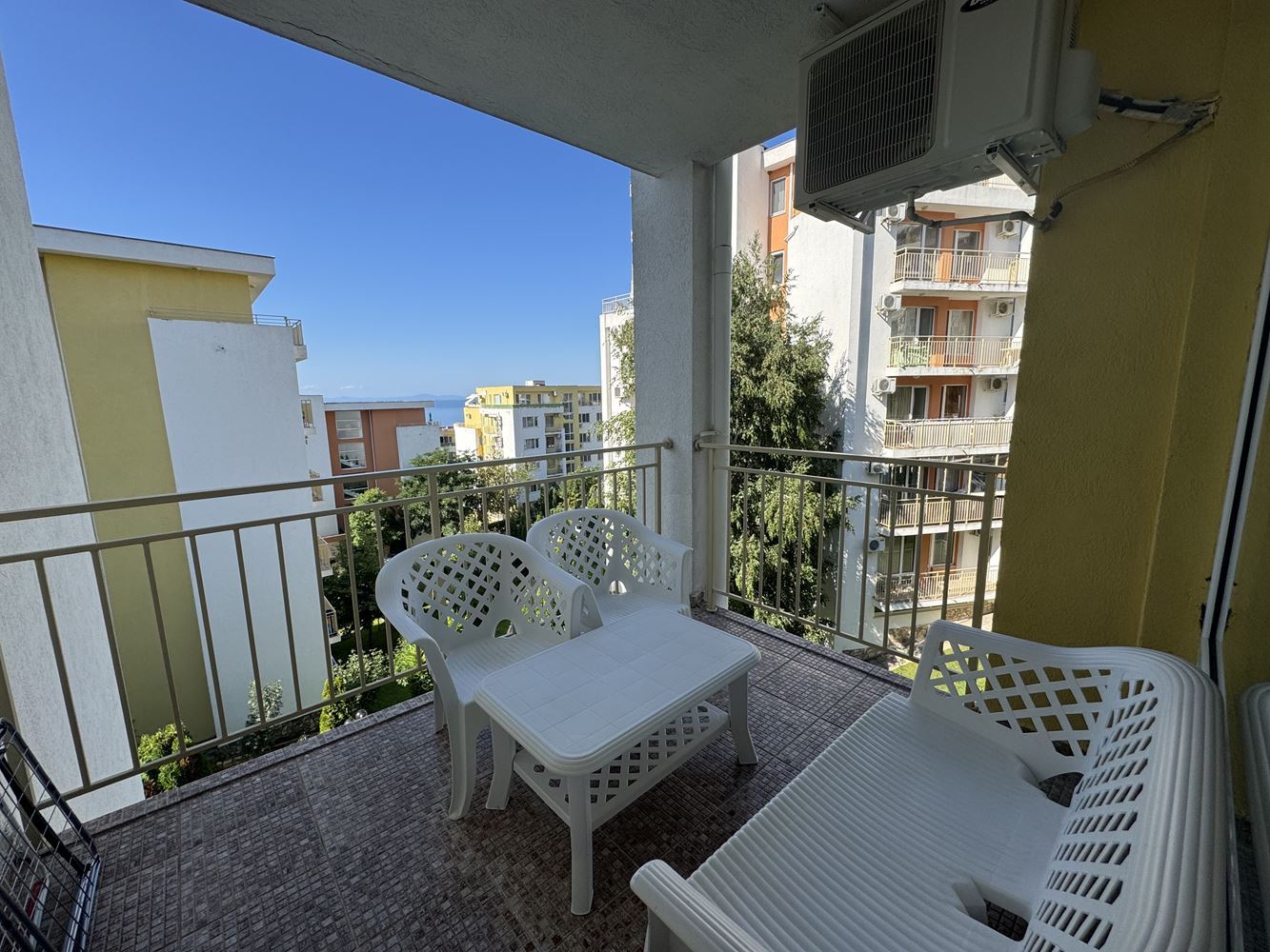 Geräumiges Studio in Sveti Vlas mit schönem Blick auf den Pool – hervorragende Investition am Meer