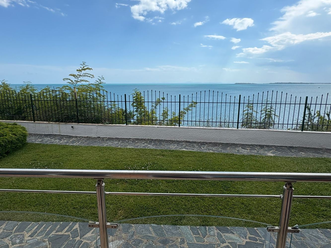 2-Zimmer-Wohnung mit direktem Meerblick in Sveti Vlas – Komfort, Ruhe und Resort-Lebensstil