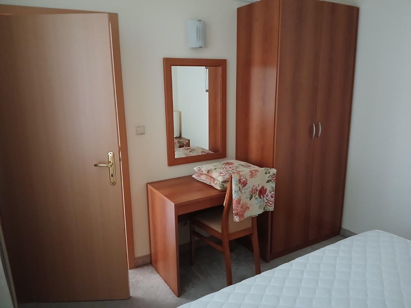 Attraktive Zwei-Zimmer-Wohnung in erster Meereslinie in Pomorie – Komfort, Swimmingpools und Spa-Angebote