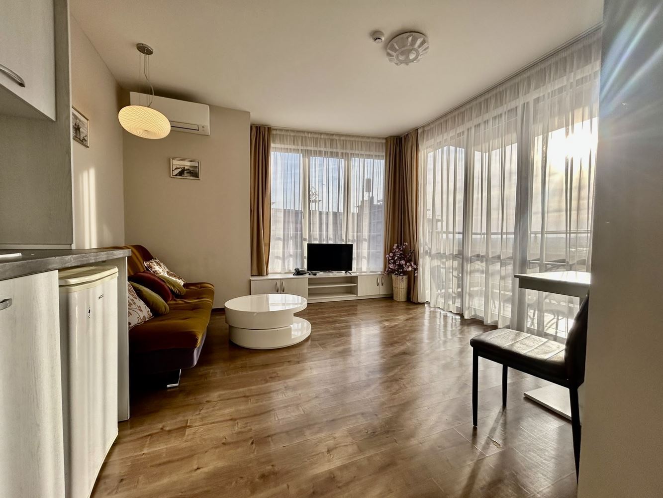 Zweizimmerwohnung mit Blick auf den Pool in einer Anlage mit umfangreicher Infrastruktur