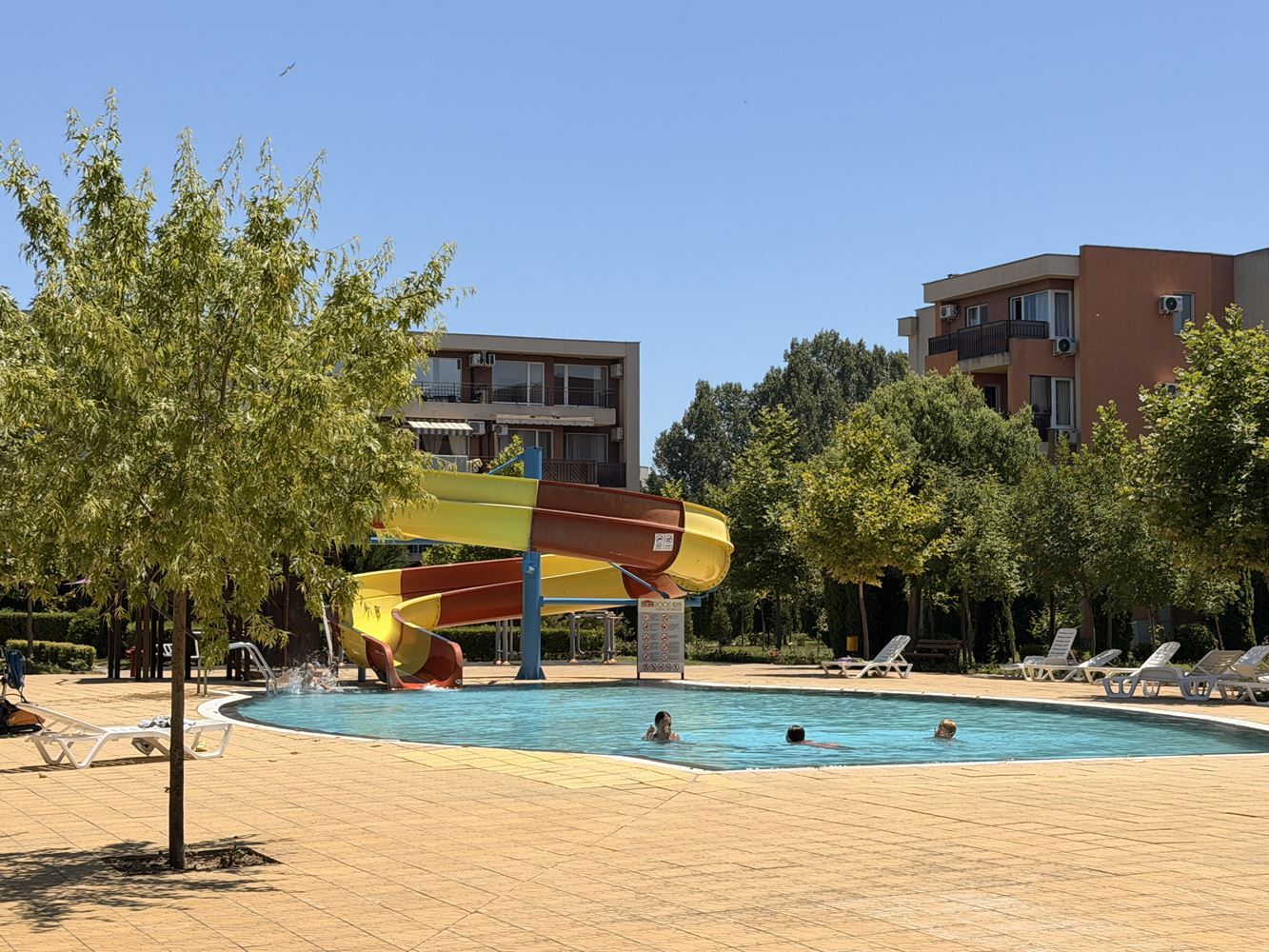 Geräumige Wohnung mit zwei Schlafzimmern in Sonnenstrand – Panoramablick und ruhige Lage