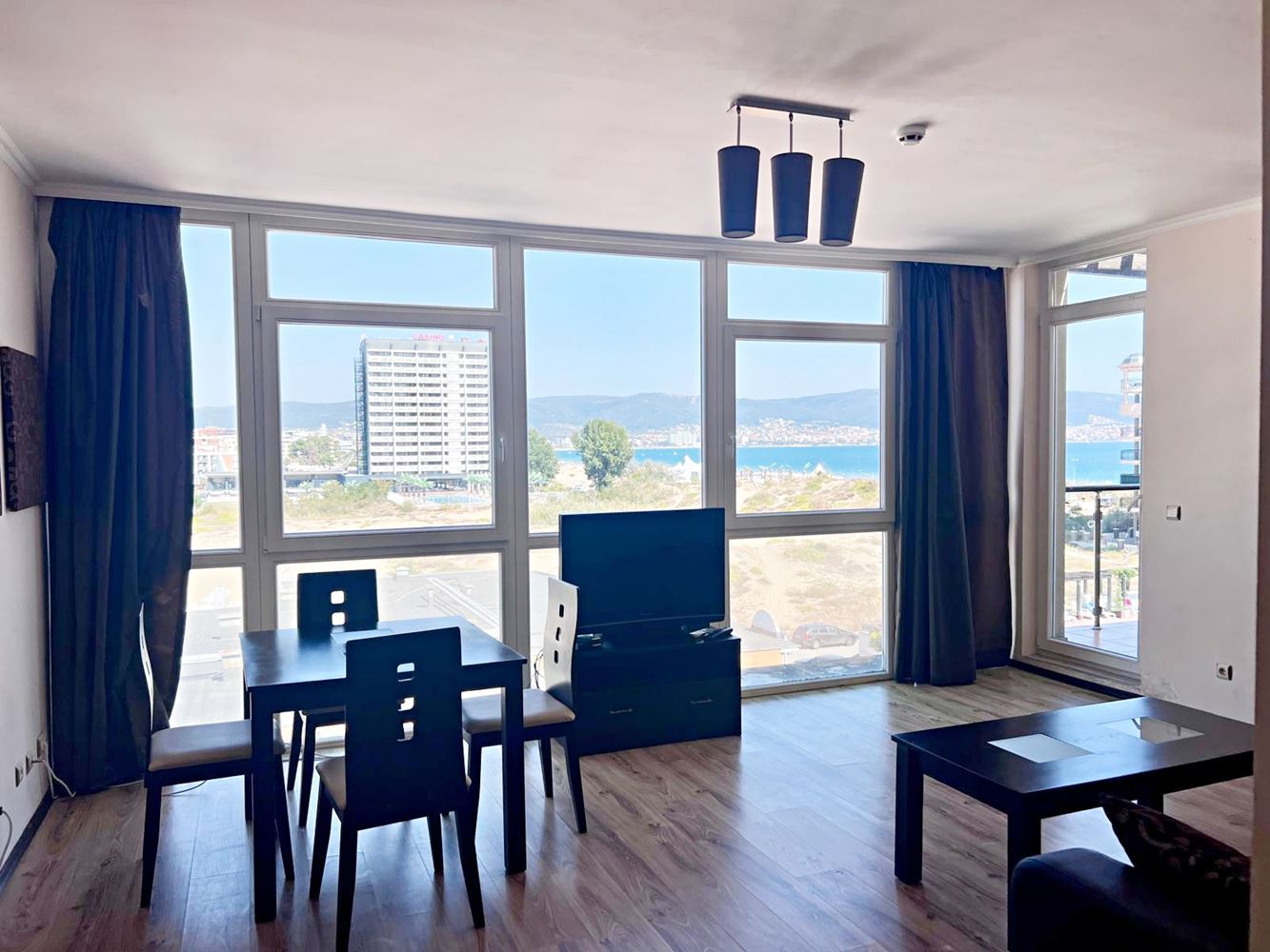 Zweizimmerwohnung mit Panoramablick auf das Meer in erster Meereslinie – geräumige Wohnung in Sonnenstrand