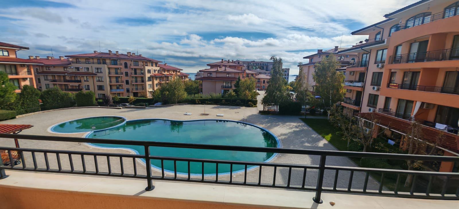 Drei-Zimmer-Wohnung mit Blick auf die Pools und teilweisem Meerblick, 200 Meter vom Strand entfernt in Sveti Vlas