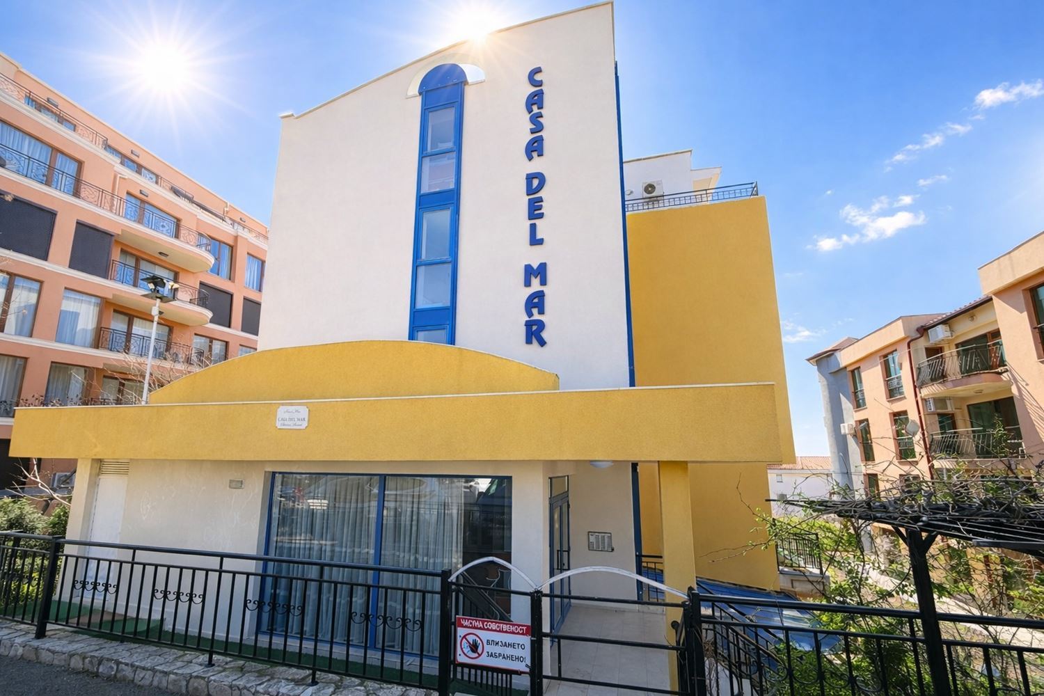 Komfortable Zwei-Zimmer-Wohnung mit direktem Zugang zum Pool – ideal zum Wohnen und Investieren