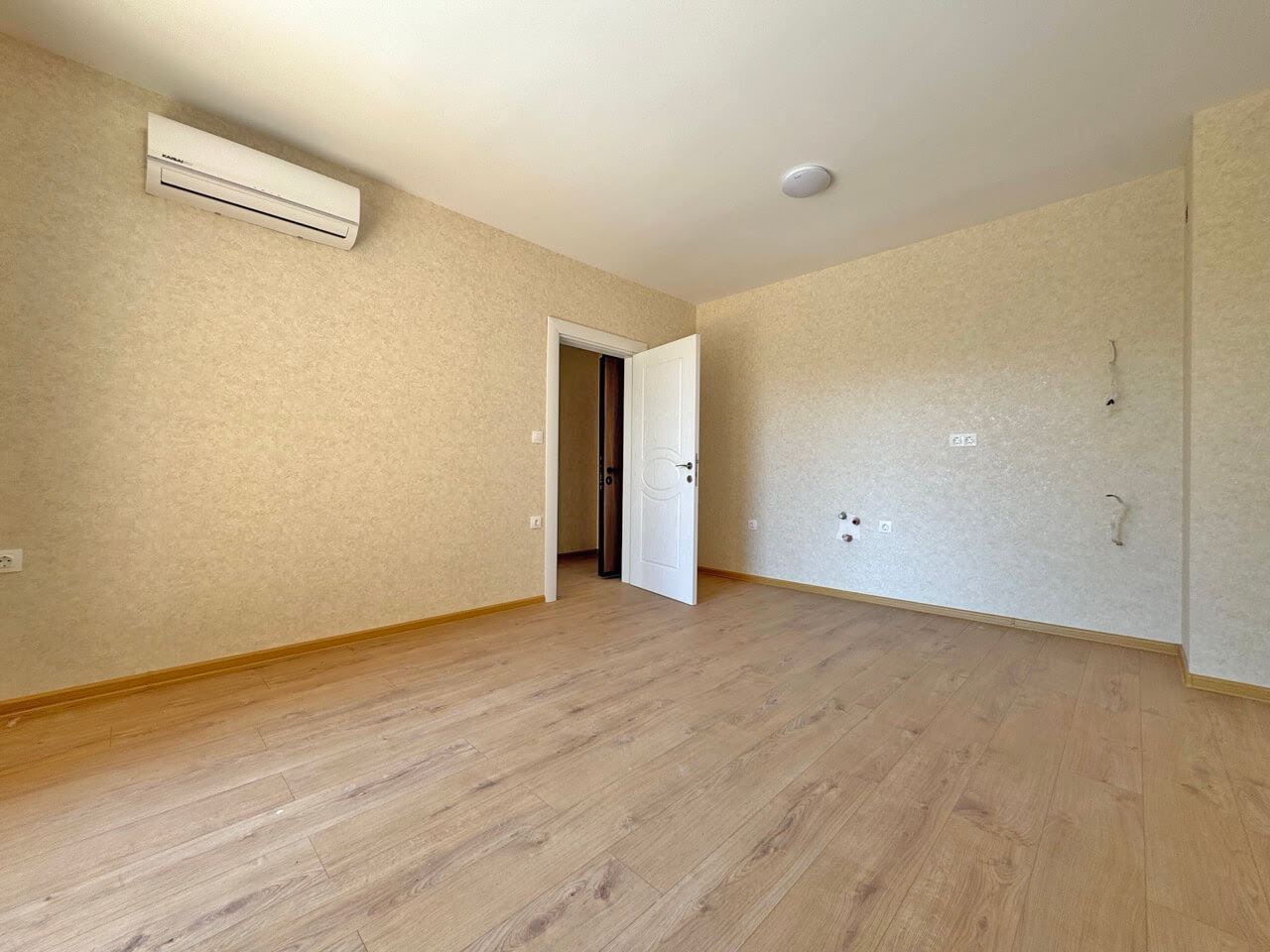 Unmöblierte 2-Zimmer-Wohnung mit Poolblick in schöner Anlage in Sunny beach