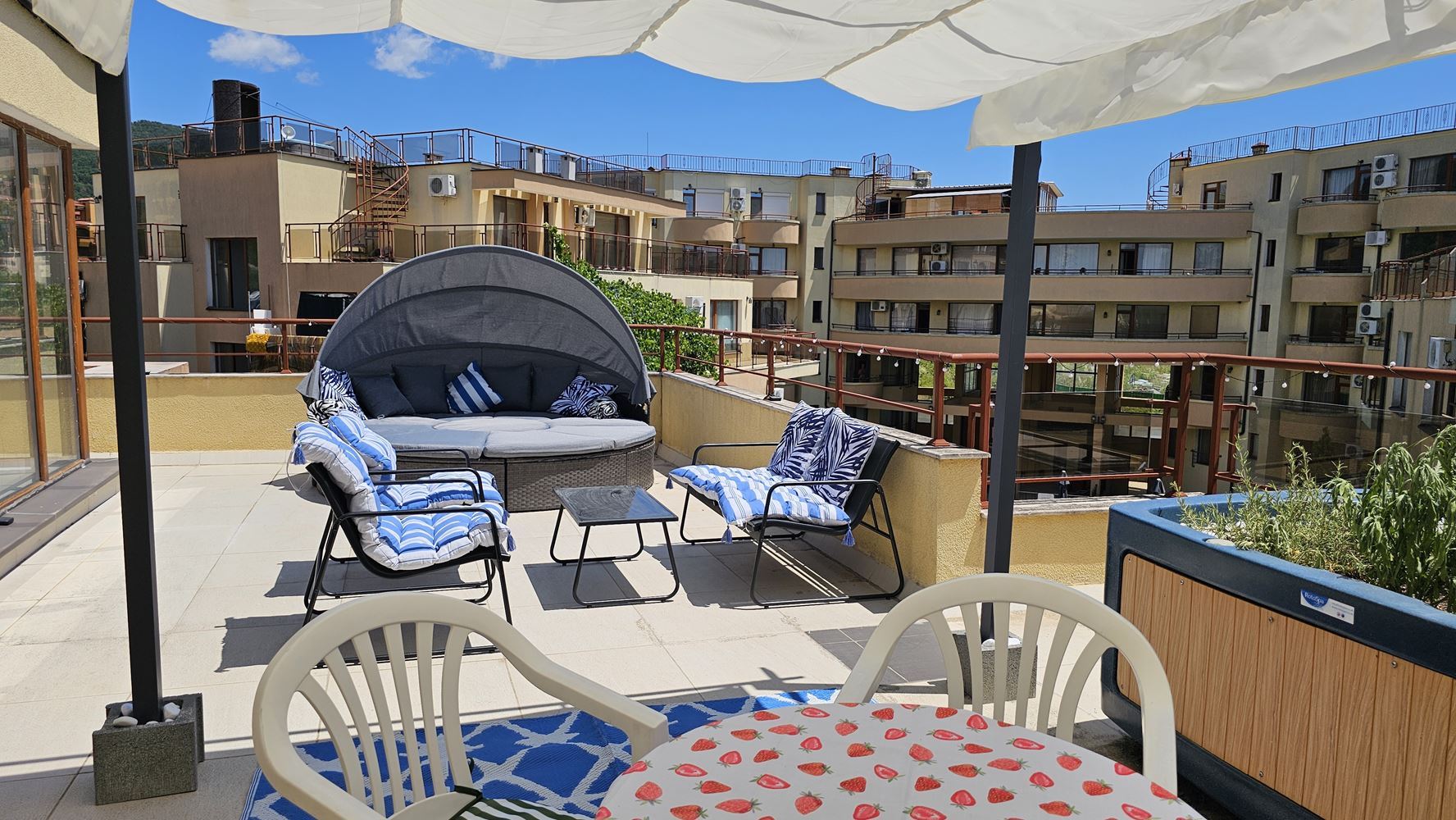 Zweizimmer-Maisonette mit großer Panoramaterrasse in einer prestigeträchtigen Anlage in Sveti Vlas