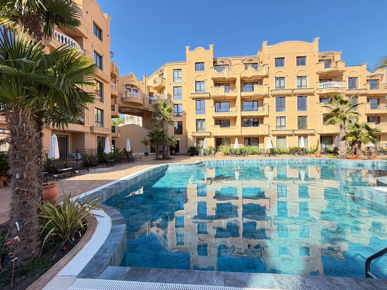 Studio in einer neuen Luxuswohnanlage in Sunny Beach mit Blick auf den Pool und den Garten