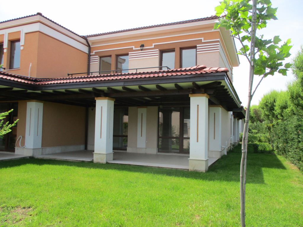 Zweistöckiges Reihenhaus im „Green Life“ Komplex, Sozopol – stilvolles Leben nur wenige Schritte vom Strand entfernt