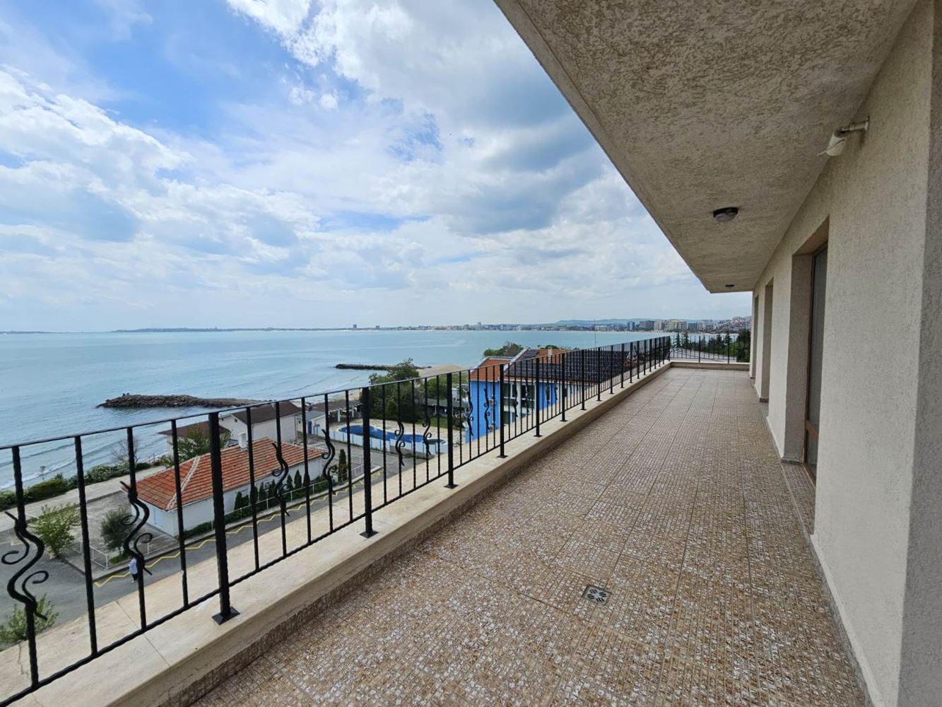 Sveti Vlas – Drei-Zimmer-Wohnung mit direktem Panoramablick auf das Meer in einer Anlage in erster Linie