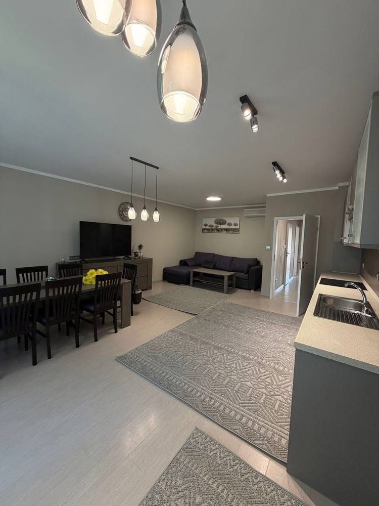 Geräumige Wohnung mit zwei Schlafzimmern und Meerblick in erster Linie in Ravda