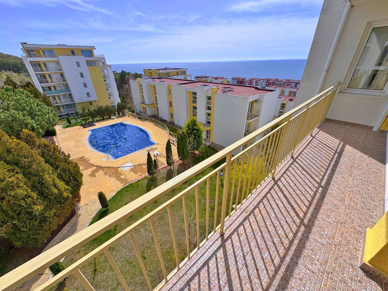 2-Zimmer-Wohnung mit Meerblick und Blick auf den Pool in einer prestigeträchtigen Anlage in Sveti Vlas