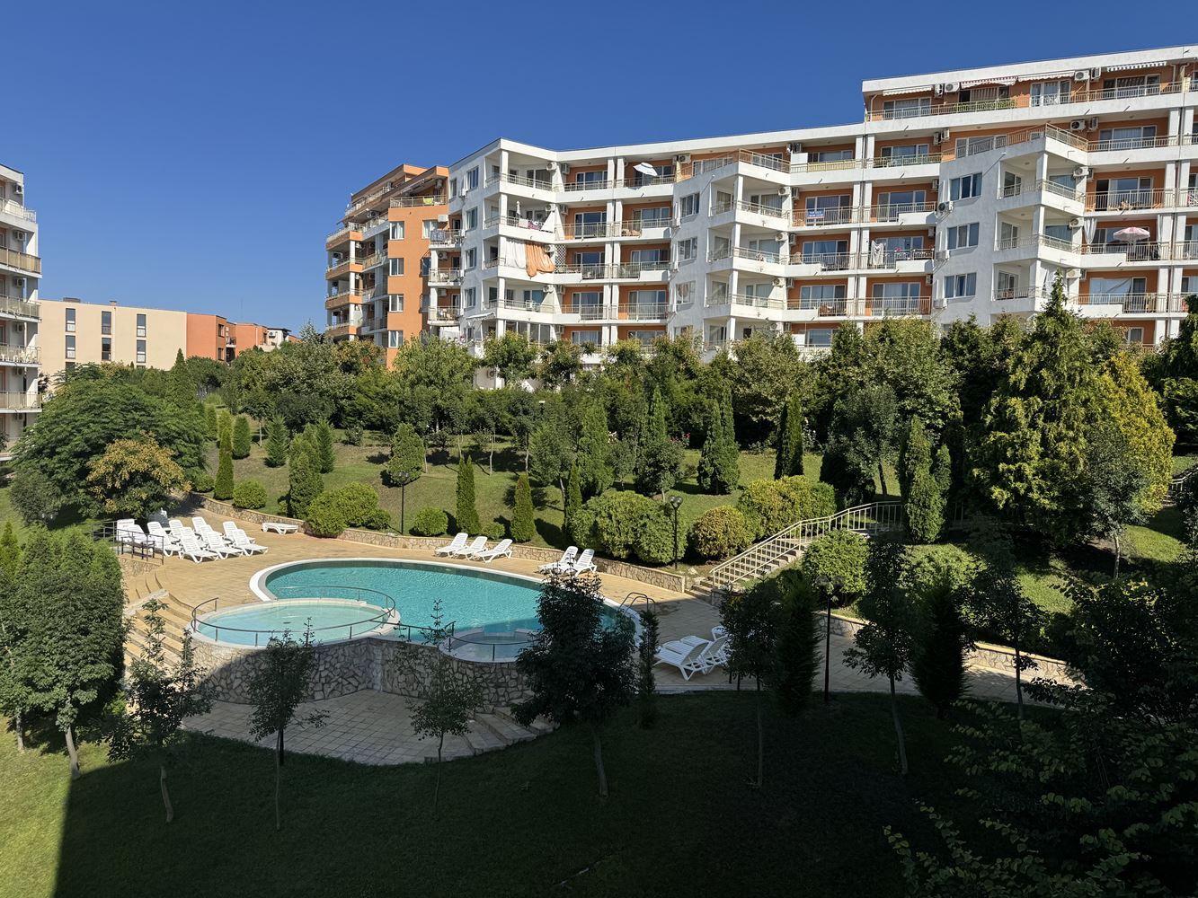 Geräumiges Studio in Sveti Vlas mit schönem Blick auf den Pool – hervorragende Investition am Meer