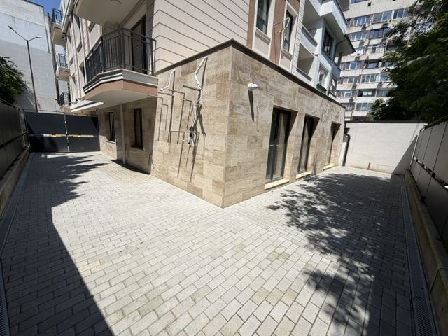 Drei-Zimmer-Wohnung mit zwei Schlafzimmern, eigenem Garten und zwei Stellplätzen in einem neuen Luxusgebäude im Herzen von Burgas