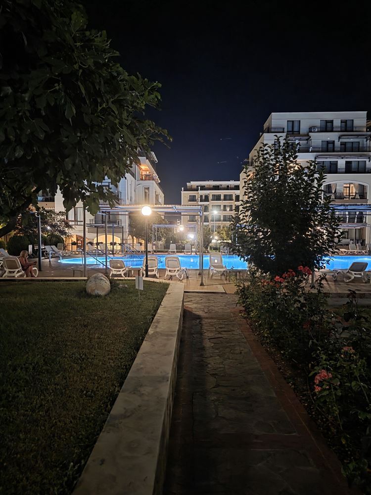 Meerkomfort mit eigenem Garten – 2-Zimmer-Wohnung mit einem Schlafzimmer nur wenige Schritte vom Strand in Sveti Vlas entfernt