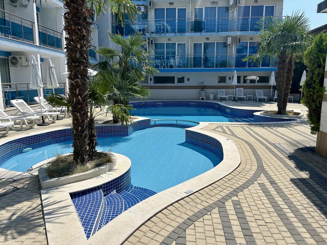 Gemütliches und geräumiges Studio in Ahtopol – bezugsfertig, mit Act 16 und Blick auf den Swimmingpool